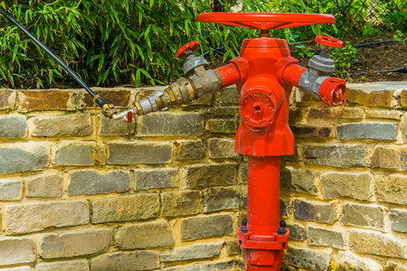 装有多套水管配件防火系统户外安全装置的红色消防栓重的城市保护图片