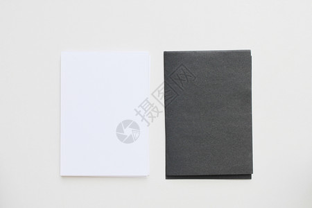 为了文件夹身份将商业空白黑纸牌放在办公桌顶视图上为您设计图片