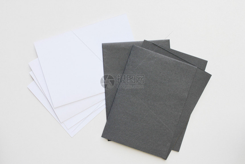将商业空白黑纸牌放在办公桌顶视图上为您设计接触传单广告图片