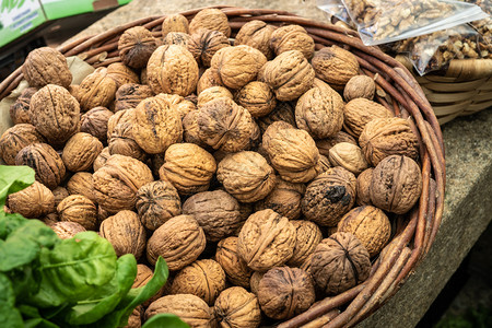 自然美味的食物农民市场上有胡桃子的篮图片