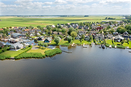 航行艾塞尔梅水来自荷兰弗里斯Oudega村的空中飞机图片