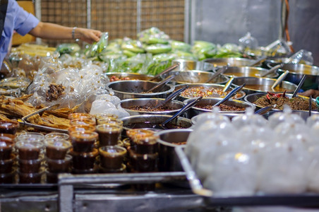 水平的美味泰国街头食品许多泰国在街头市场销售有选择地重点处理小贩图片