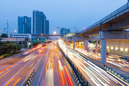 尾巴街道曼谷公路和桥梁上汽车的交通灯夏天图片
