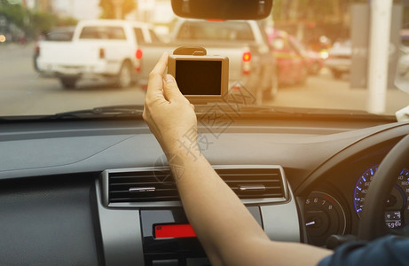 男子在城市交通公路上驾驶汽车时使用导航员系统人们斯林拉特图片