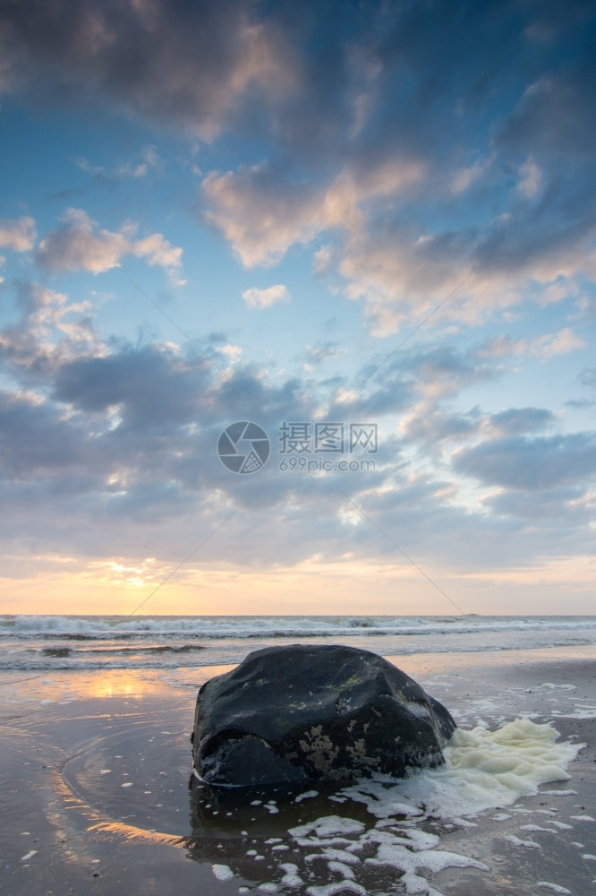 美丽荷兰海滩上日落天空飞艳暴风雨地平线图片