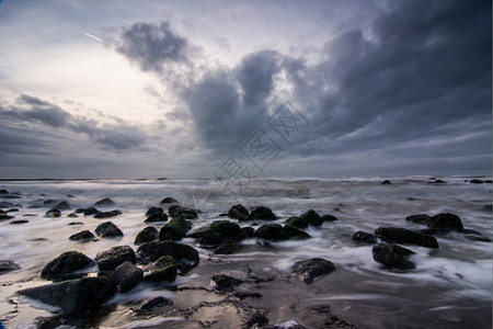 自然风景优美海浪荷兰滩上日落天空飞艳漂浮的高清图片素材