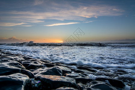 荷兰海滩上日落天空飞艳气自然石头天气高清图片素材