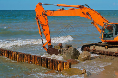 海岸上防波堤施工罗的海设备波罗的海施工设备上防波堤施工支撑污垢背景图片