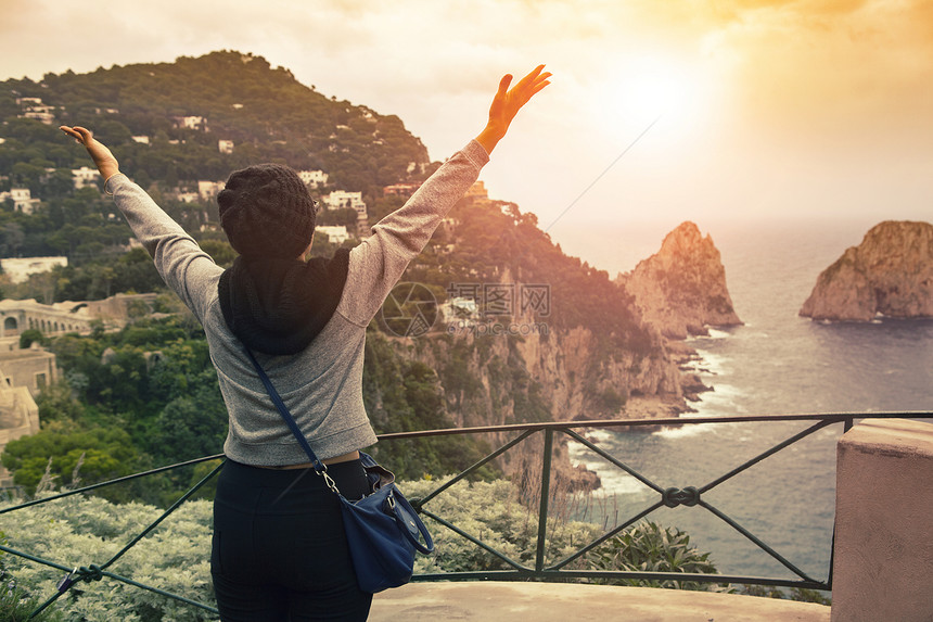 站在卡布里岛观的旅游女客指出南意大利最受欢迎的旅游目地该点是南部最受欢迎的旅游目地行单身风景图片