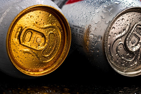 产品罗马尼亚布加勒斯特黑人区隔的啤酒罐中集水滴20年广告液体图片