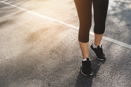 训练温暖的在慢跑前妇女应紧关的热身运动步行图片