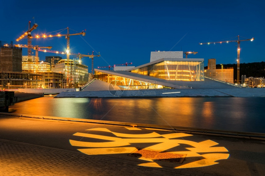 斯堪的纳维亚黄昏屋奥斯陆挪威2016年3月15日奥斯陆歌剧院和新的商业区挪威在2016日奥斯陆歌剧院图片