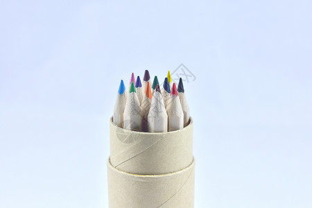 笔筒中彩色铅笔图片