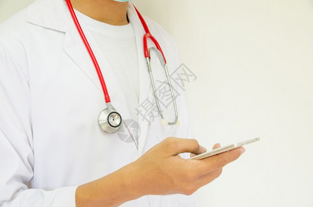 医生在白色背景上持有智能手机重点是听诊器从业者记录医师图片