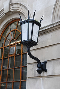 灯笼木窗旁的古老英国灯董窗户图片