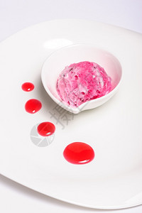 乳酪蛋糕清爽草莓层芝士蛋糕和粉红色冰淇淋球在白色上隔离可口图片