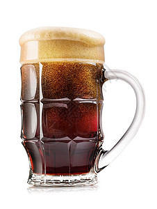 透明派对多面杯黑啤酒隔离在白色背景多面杯黑啤酒液体背景图片