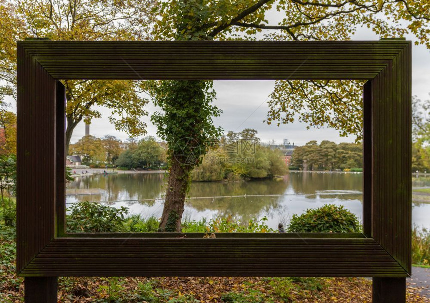 王国在英格兰纽卡斯尔LaisesPark的树木和池塘大片空洞图框中查看季节落下图片