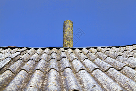 有质感的覆盖材料屋顶上铺满烟囱的天花板蓝对着色空屋顶上铺满烟囱的屋顶背景图片