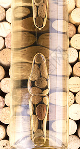 桌子波尔多喝木箱和葡萄酒软作为背景图片