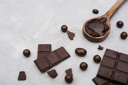 多种巧克力散落在桌面上图片