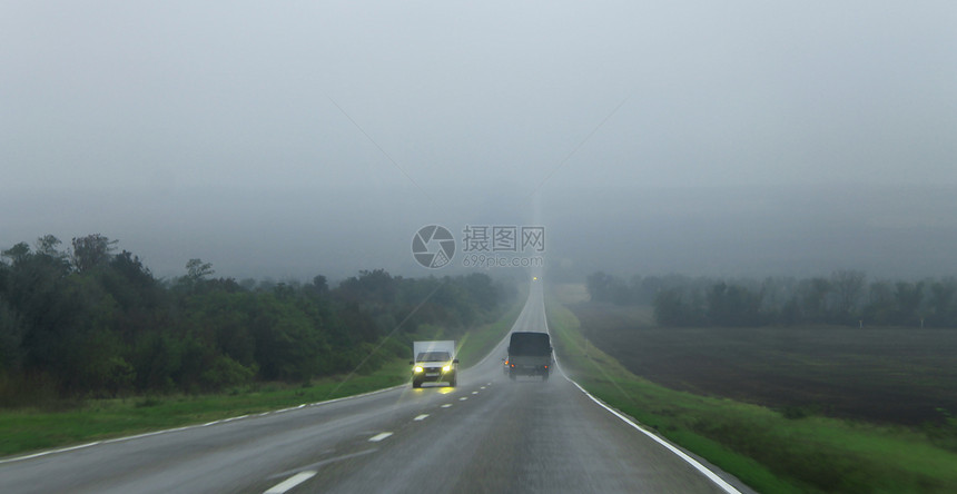 范围速度薄雾公路风景白天通过迷雾路行驶汽车图片