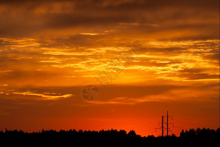炎热的明亮充满活力的橙色和黄颜的日落天空晴明亮的黄色图片
