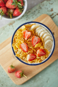 美味的早餐燕麦碗边有背景的玉米片图片