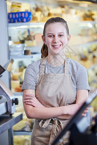 Ot青少年女在零售食品店工作为经验就业快乐的独立微笑图片