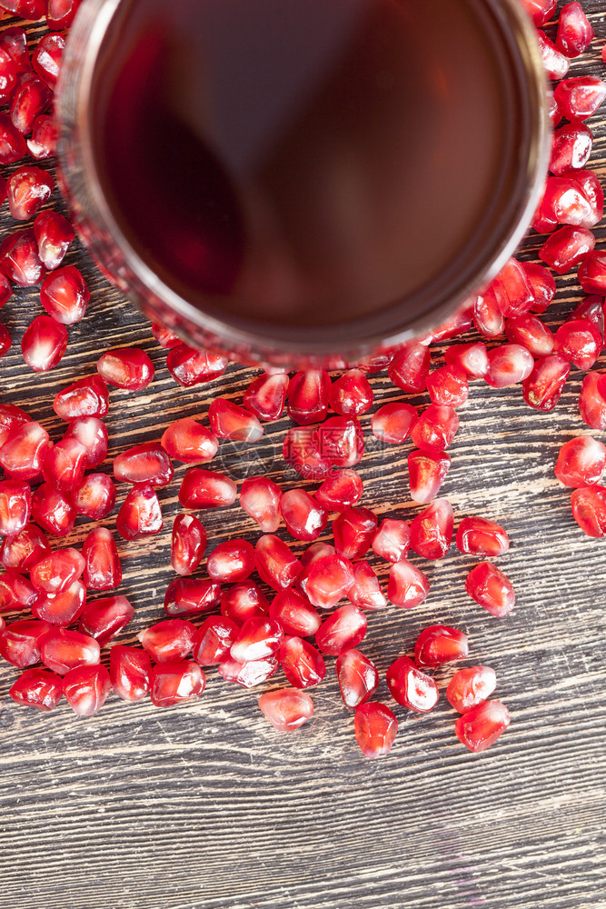 乱素食主义者红成熟的石榴谷是开阔果实中最接近的颗粒健康果实红成熟石榴粒子喝图片