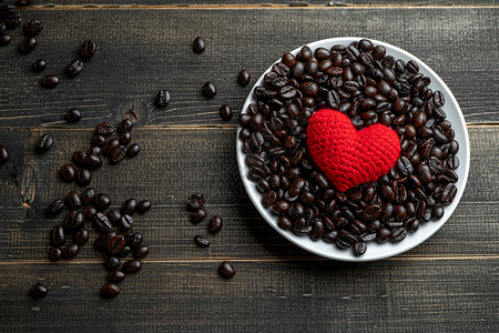 盘子里咖啡豆上的爱心图片