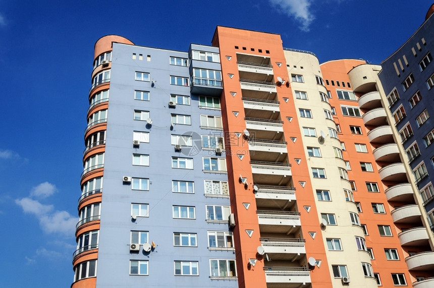 多级位于白俄罗斯明克高楼住宅顶上层的白俄罗斯从下面查看真实的橙图片