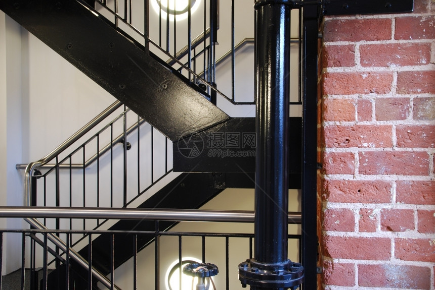 脚步一座古老住宅建筑的楼梯用砖墙石作为坚固的建筑图案现代的金属图片