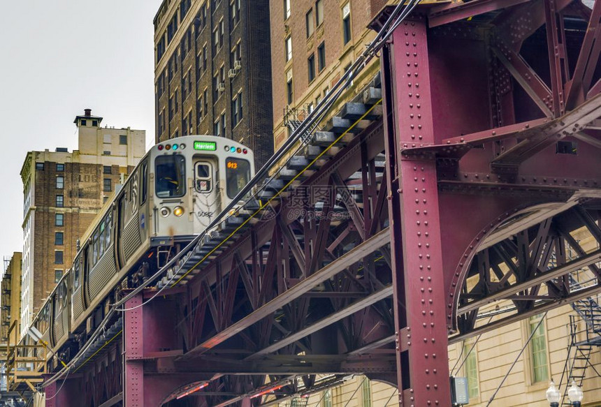 高架模式芝加哥IL美国october2016在伊利诺州芝加哥移动的高级通班车列乘客图片