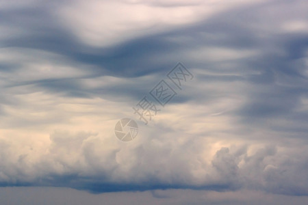 阴沉暴风雨前的云笼罩天空背景云气天堂高清图片素材