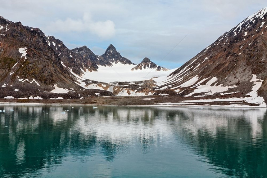 冬季的雪山和湖泊图片