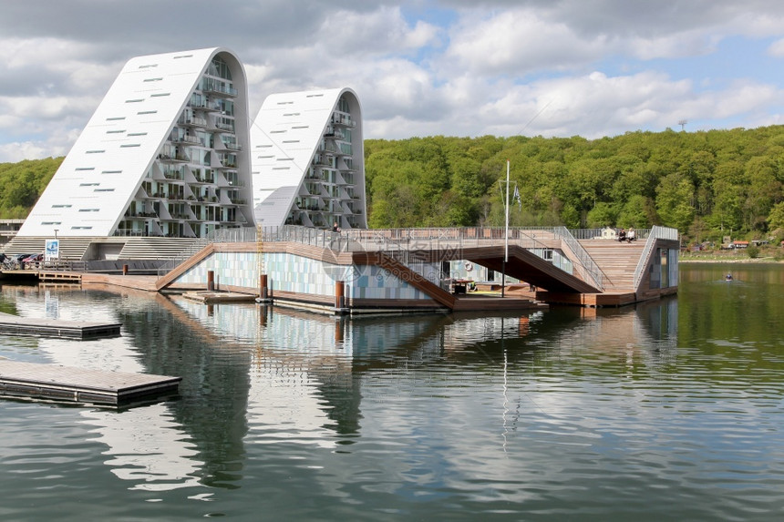 海浪丹麦的Vejle码头配有波浪住宅建筑和皮艇俱乐部建造未来派图片