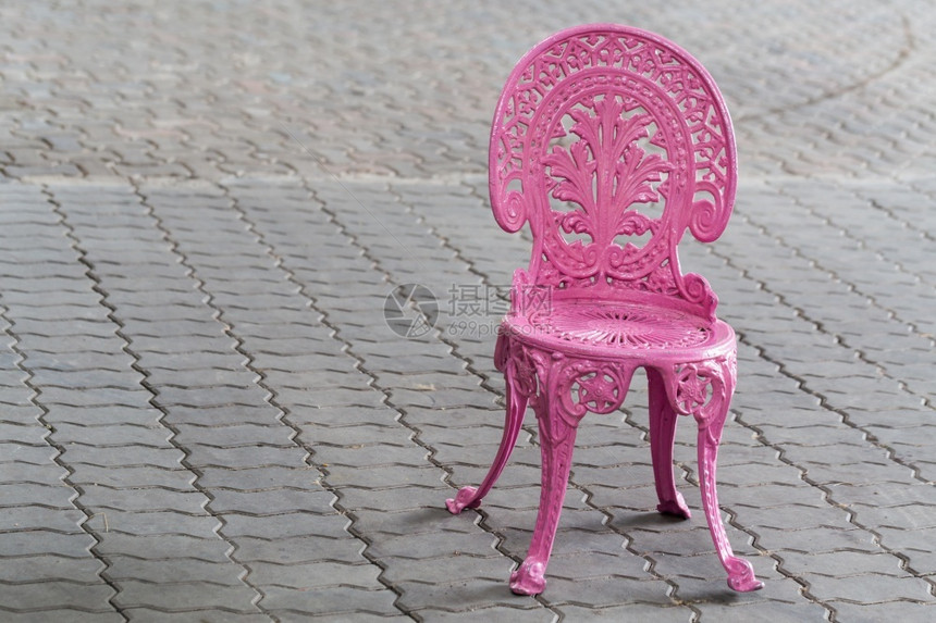 颜色砖地板上的粉金属老旧椅子内部的优质图片