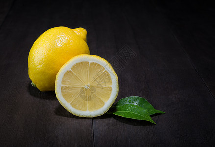 维他命有机的降低黑木背景叶子的新鲜柠檬组别图片