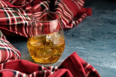 苏格兰威士忌强的喝杯波旁威士忌一杯冰水秋天脾脏的概念醉美国背景