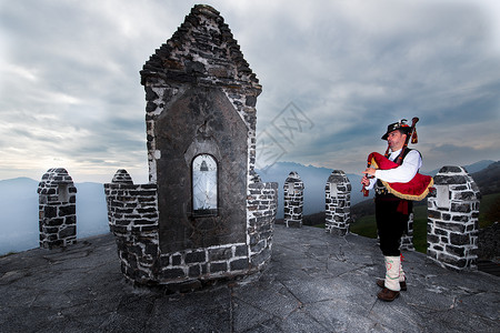 苏格兰服装苏格兰管道Bergamo传统宗教礼拜堂的Bergamo风笛播放器谷背景
