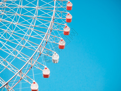 马戏团蓝色天空背景的Ferris轮旅行复古的图片素材