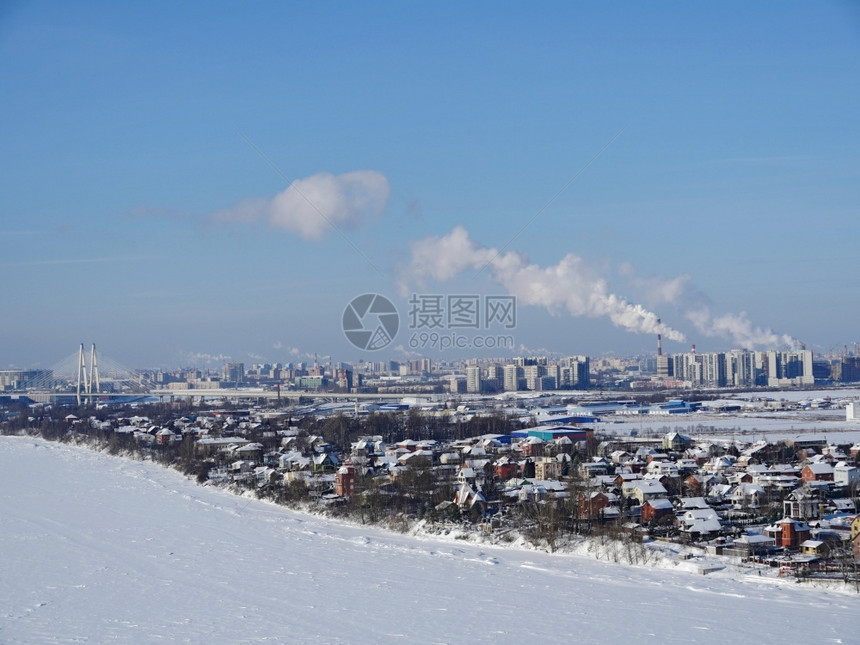 高的鸟眼观察冬季在河岸的郊区村庄雪下河流和小房子城市郊区自然平静舒适的生活等寒冬风雨下的近郊区村庄冷静的城市图片