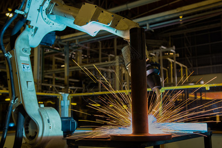 工业机器人在汽车厂焊接安全运输工业的图片