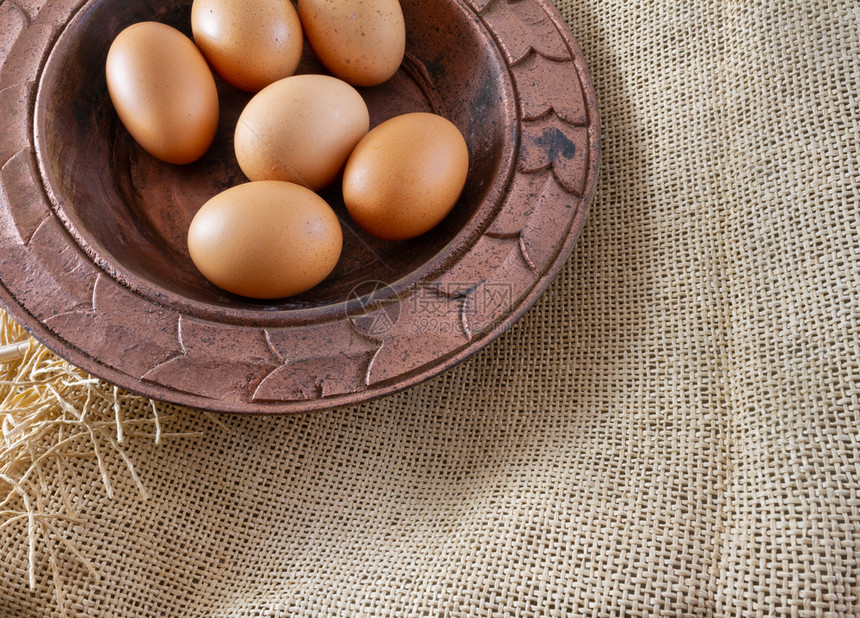木制的编织物涂漆铜板上6个鸡蛋在棕色麻布传统有机食品概念示范图片