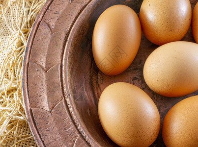 有质感的烹饪褐色麻布上涂漆铜板的鸡蛋传统有机食品概念示范蛋白质图片