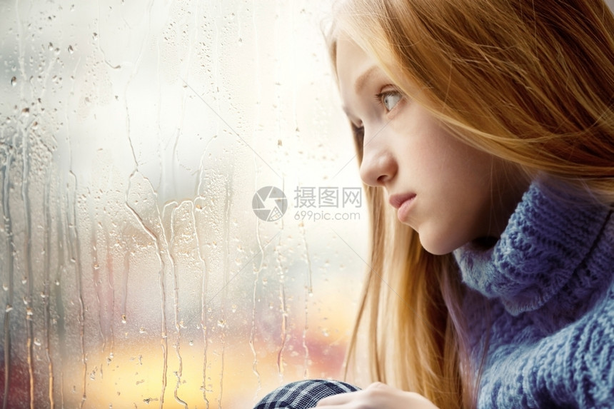 在室内雨秋日她透过窗外看望着一扇户校对Portnoy金发女郎仅有的图片