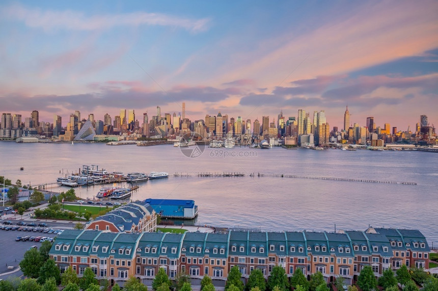 旅行天际线美国纽约市日落时曼哈顿天际的市风景街道图片
