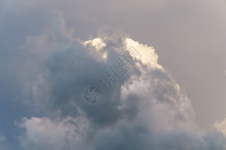 不祥的夜晚阳光天空中的灰云暴雨天空中的灰图片