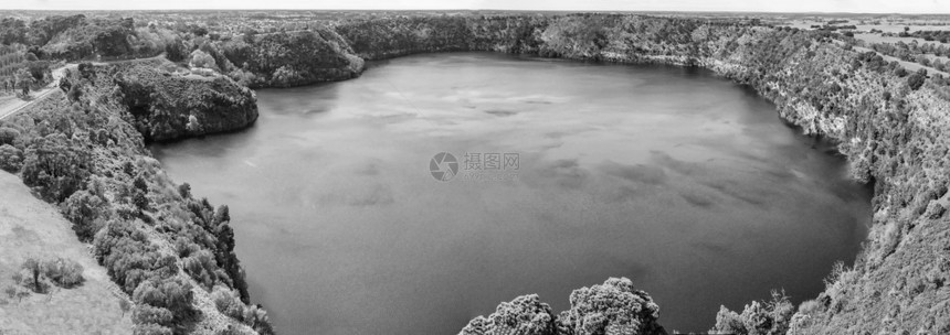 壮观体重白天南澳大利亚州甘比尔山的蓝湖美丽空中景象图片